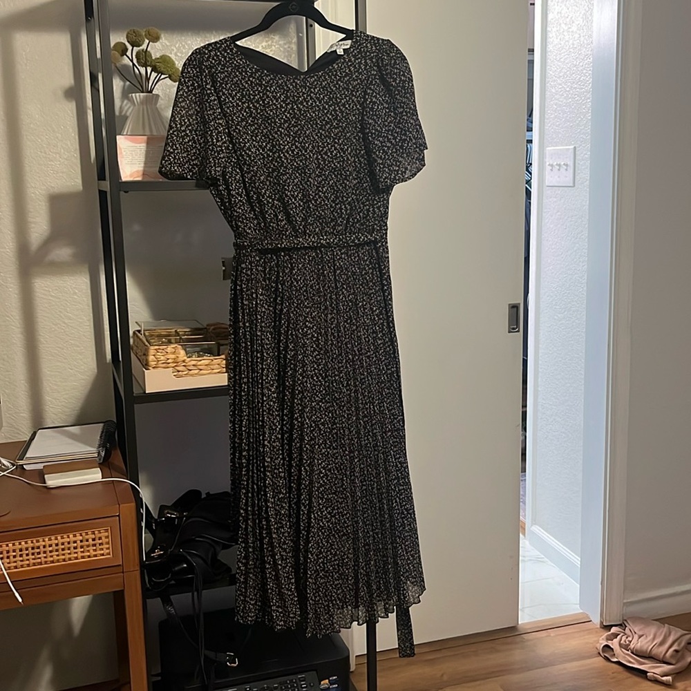 Mid length dress with accordion detail and tie